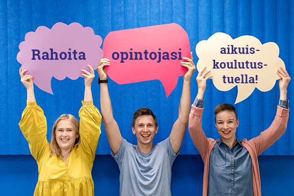 Ihmiset pitävät kylttejä joihin lisätty teksti Rahoita opintosi aikuiskoulutustuella